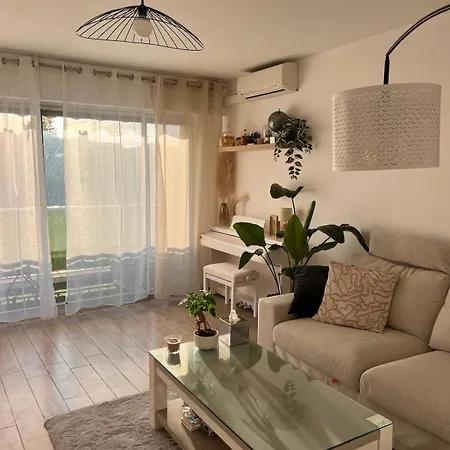 Lumineux, Clim & A 5 Min Apartment